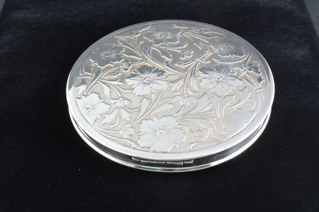 Sterling Silver compact, embossed lid, vintage collectable, vanity item, large size 4 inch diameter, weight is 5.12 oz. a generous size. Sterling Silver compact, embossed lid, vintage collectable, vanity item, large size 4 inch diameter, weight is 5.12 oz. a generous size.