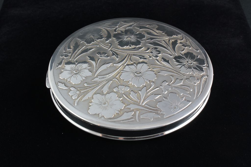 Sterling Silver compact, embossed lid, vintage collectable, vanity item, large size 4 inch diameter, weight is 5.12 oz. a generous size. Sterling Silver compact, embossed lid, vintage collectable, vanity item, large size 4 inch diameter, weight is 5.12 oz. a generous size.