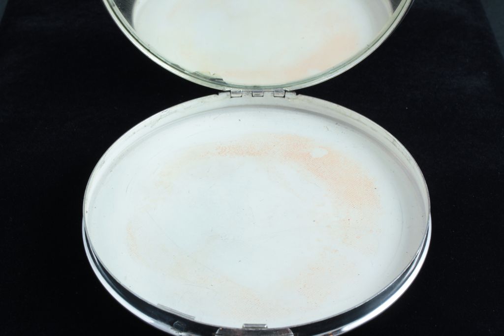 Sterling Silver compact, embossed lid, vintage collectable, vanity item, large size 4 inch diameter, weight is 5.12 oz. a generous size. Sterling Silver compact, embossed lid, vintage collectable, vanity item, large size 4 inch diameter, weight is 5.12 oz. a generous size.
