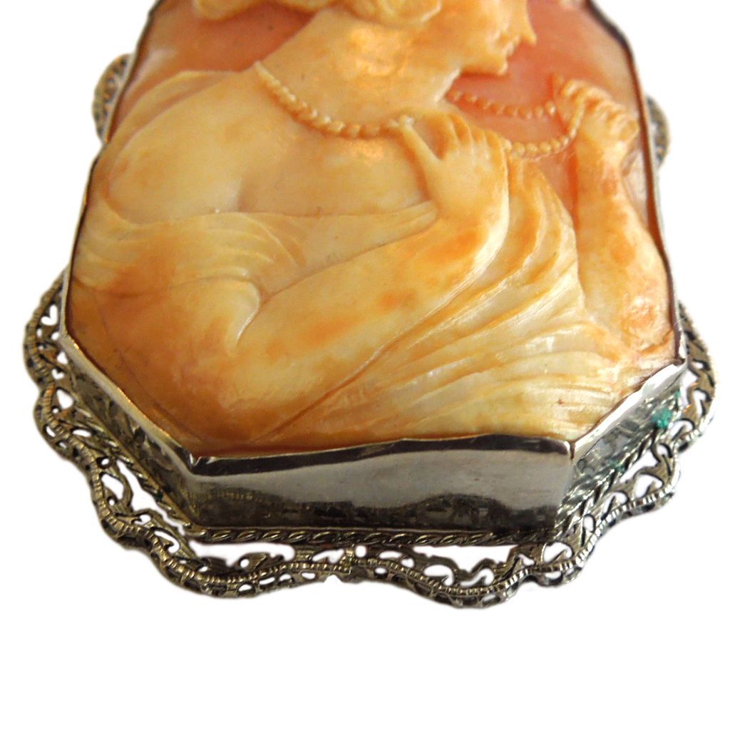 Large Vintage 14K Gold Shell Cameo Large Vintage 14K Gold Shell Cameo