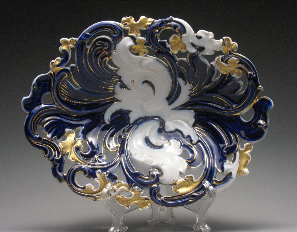 19th Century Meissen Porcelain Bowl with Gold Accents 19th Century Meissen Porcelain Bowl with Gold Accents