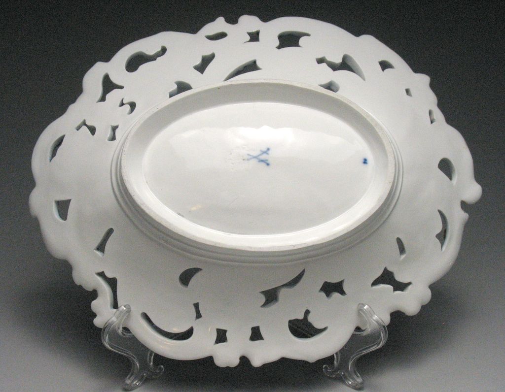 19th Century Meissen Porcelain Bowl with Gold Accents 19th Century Meissen Porcelain Bowl with Gold Accents