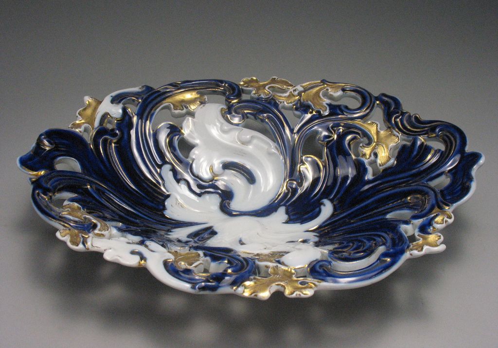 19th Century Meissen Porcelain Bowl with Gold Accents 19th Century Meissen Porcelain Bowl with Gold Accents