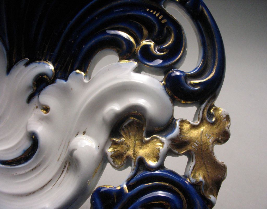 19th Century Meissen Porcelain Bowl with Gold Accents 19th Century Meissen Porcelain Bowl with Gold Accents