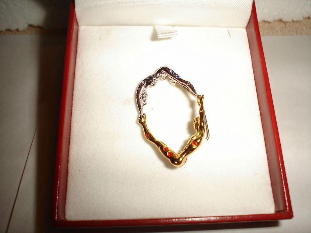 Erte' Original Art Deco Jewelry limit Erte' "Heart and "Letter O ", Art to Wear comes a pin in gift case and box reduced Erte' Original Art Deco Jewelry limit Erte' "Heart and "Letter O ", Art to Wear comes a pin in gift case and box reduced