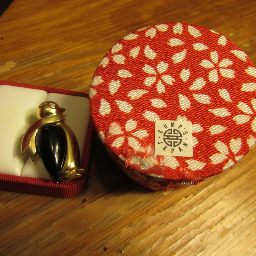 Gump's 18 Karat Gold and Black Jade Penguin Brooch Pin with Original Box Gump's 18 Karat Gold and Black Jade Penguin Brooch Pin with Original Box