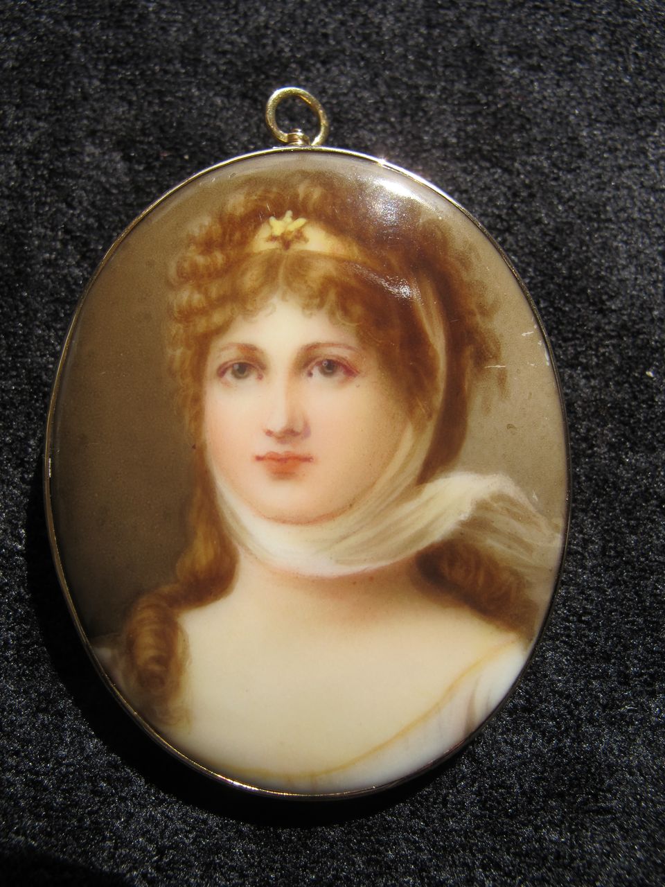 Handpainted porcelain portrait brooch 10K frame - Queen Louisa Prussia Handpainted porcelain portrait brooch 10K frame - Queen Louisa Prussia