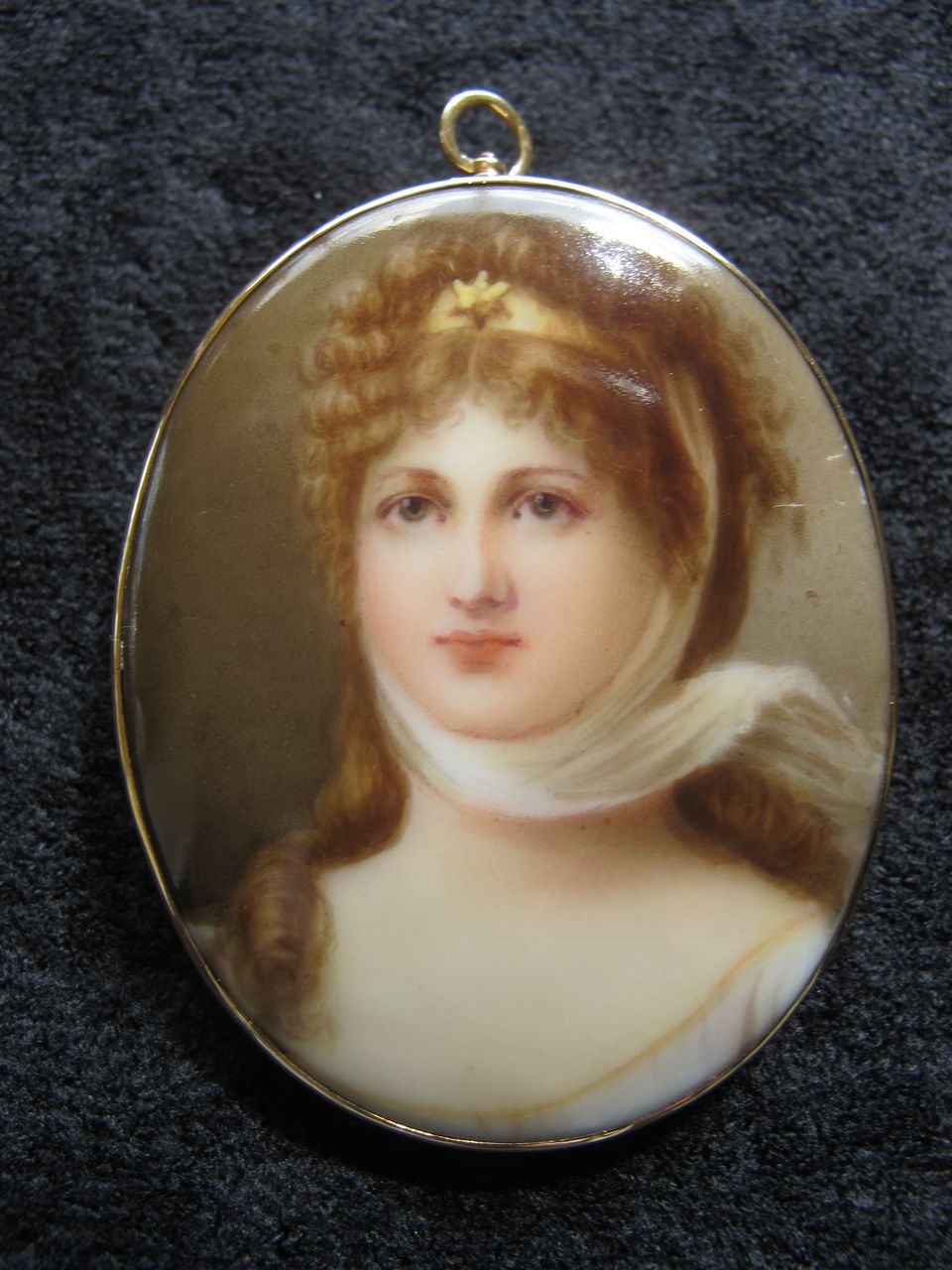 Handpainted porcelain portrait brooch 10K frame - Queen Louisa Prussia Handpainted porcelain portrait brooch 10K frame - Queen Louisa Prussia