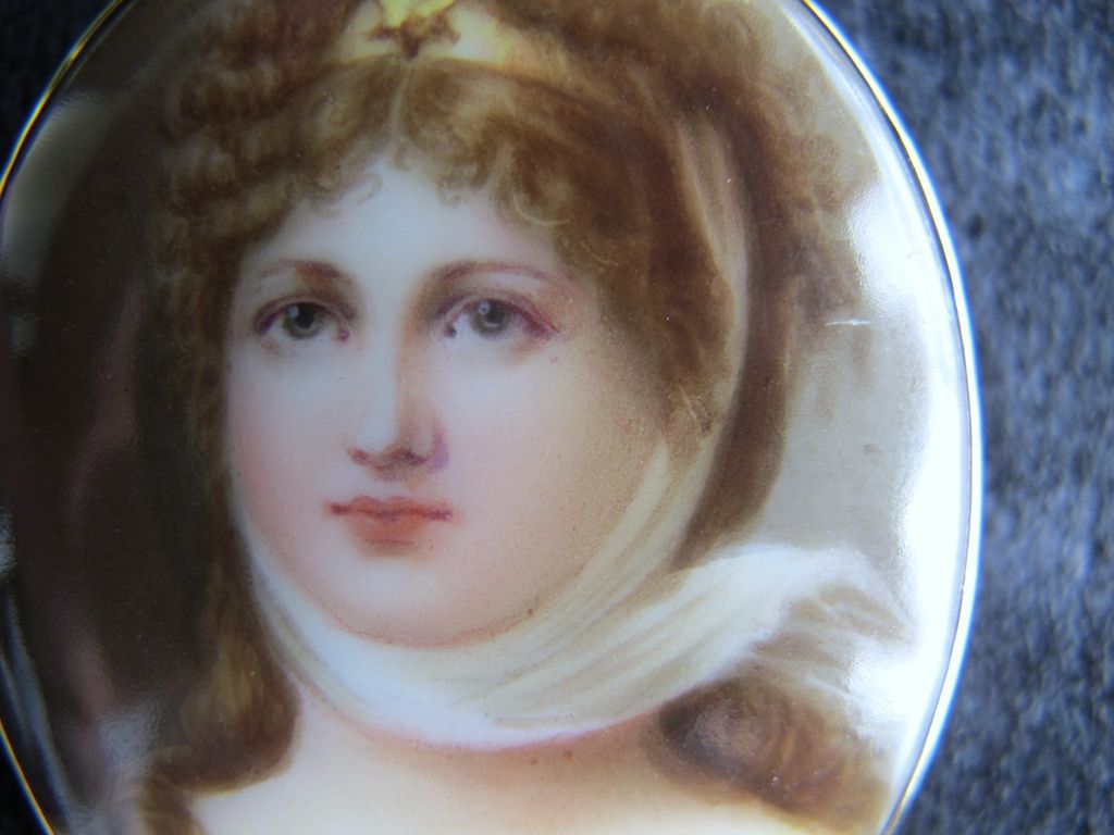 Handpainted porcelain portrait brooch 10K frame - Queen Louisa Prussia Handpainted porcelain portrait brooch 10K frame - Queen Louisa Prussia