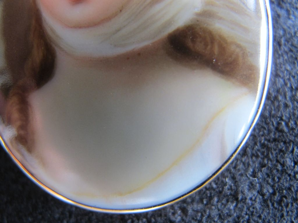 Handpainted porcelain portrait brooch 10K frame - Queen Louisa Prussia Handpainted porcelain portrait brooch 10K frame - Queen Louisa Prussia