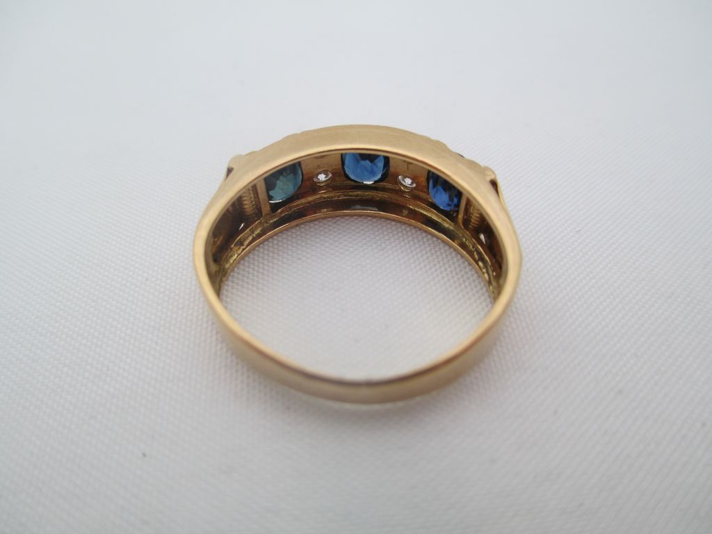 18kt Sapphire and diamond ladies ring 18kt Sapphire and diamond ladies ring