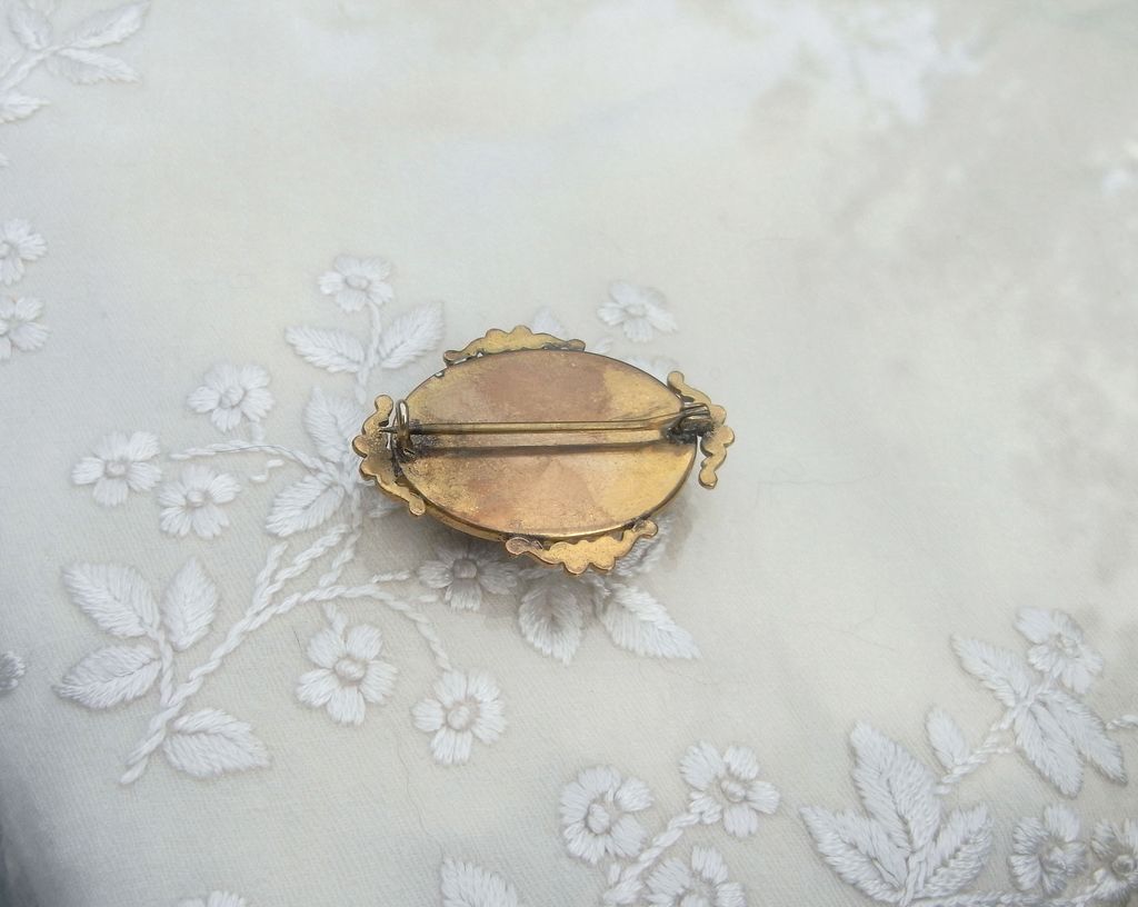Edwardian Domed Glass Brooch with Picture of Westminster Palace Edwardian Domed Glass Brooch with Picture of Westminster Palace
