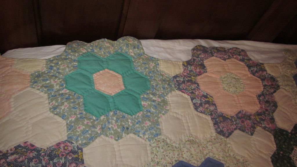 1920's Grandmother's Flower Garden Hand Sewn Scalloped Edge Quilt 1920's Grandmother's Flower Garden Hand Sewn Scalloped Edge Quilt