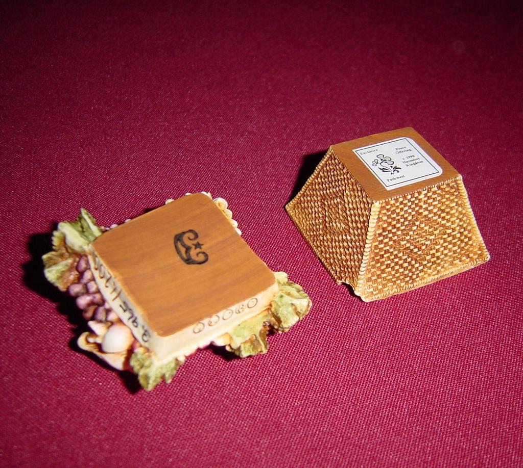 Harmony Kingdom Limited Edition Peace Offering Box Harmony Kingdom Limited Edition Peace Offering Box