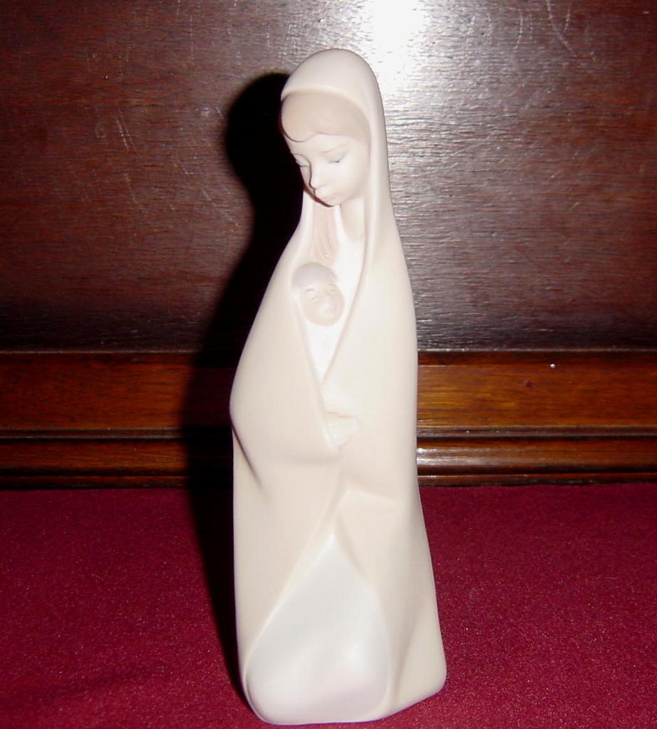 Lladro Girl with Child Matte Porcelain Figurine #4636 Lladro Girl with Child Matte Porcelain Figurine #4636