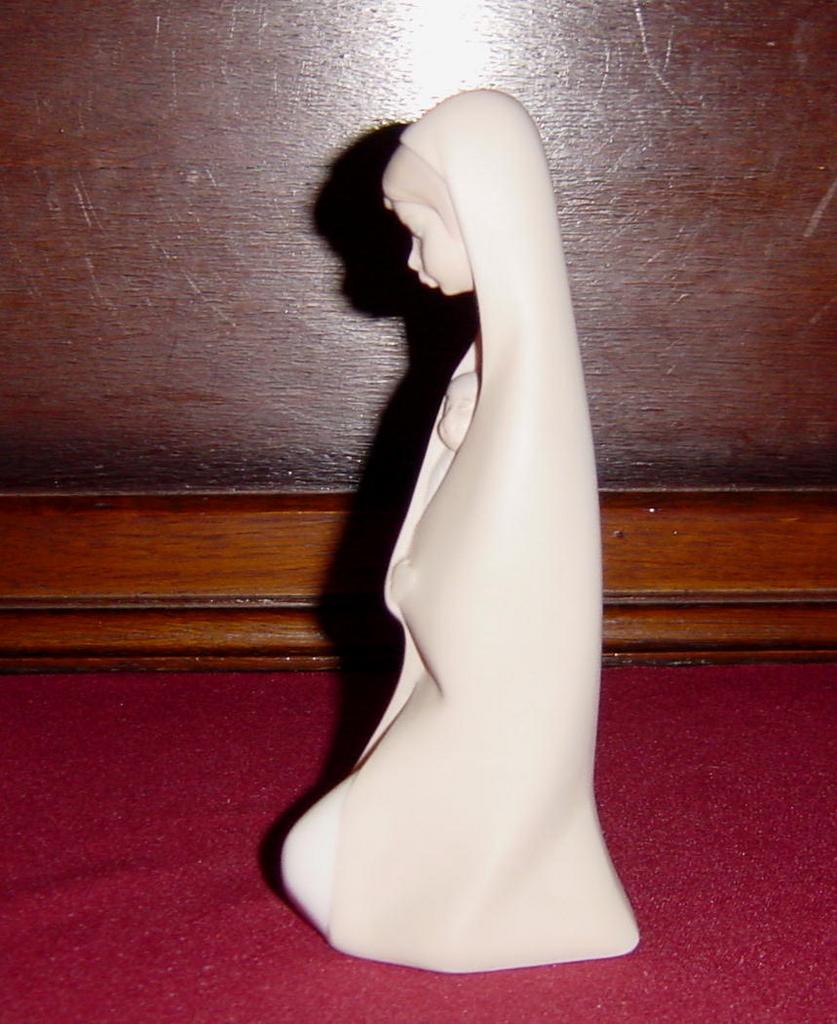 Lladro Girl with Child Matte Porcelain Figurine #4636 Lladro Girl with Child Matte Porcelain Figurine #4636