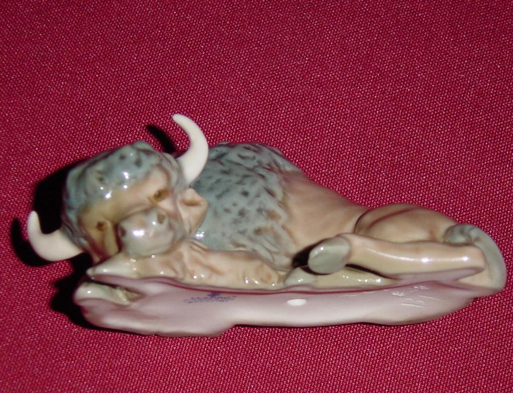 Beautiful Lladro Miniature Bison, Resting 5312 Beautiful Lladro Miniature Bison, Resting 5312