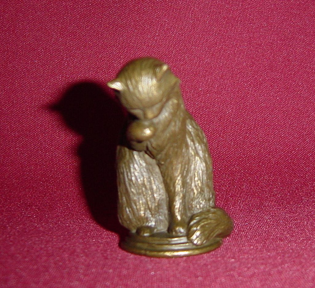 Animalier Curio Cabinet Cat by Franklin Mint Animalier Curio Cabinet Cat by Franklin Mint