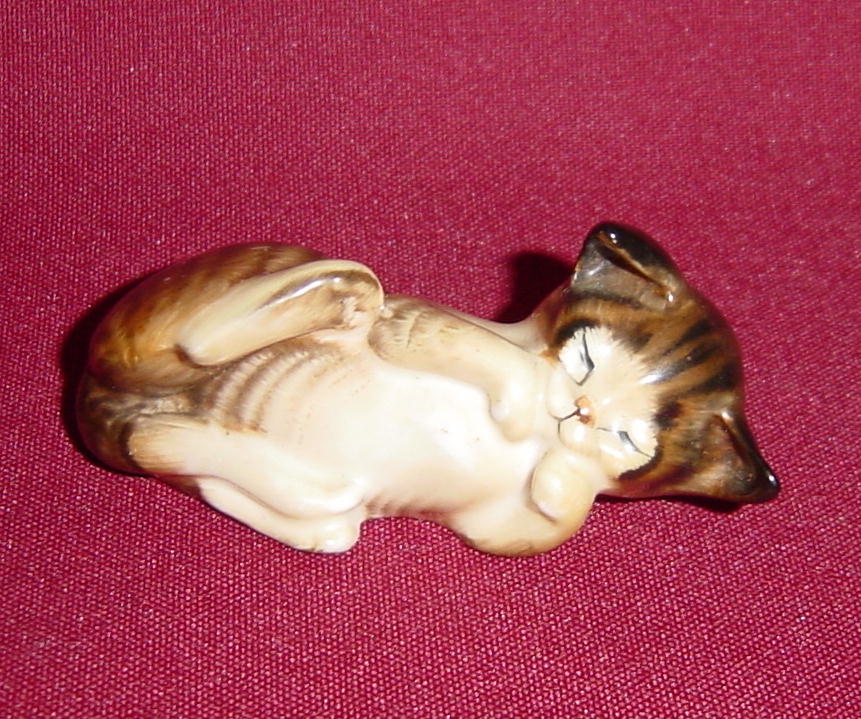 Royal Doulton Pair of Sleeping Brown and White Tabby Cats Royal Doulton Pair of Sleeping Brown and White Tabby Cats