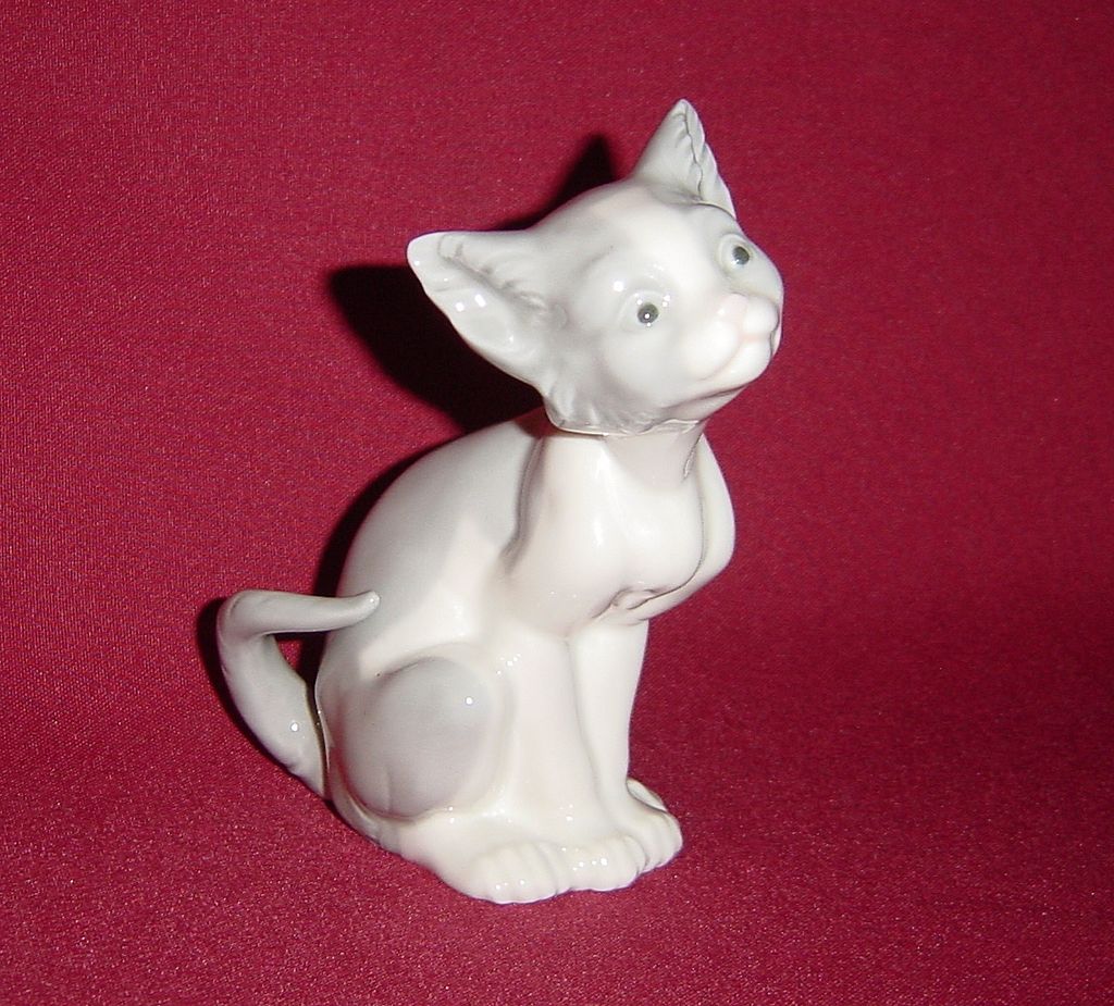 Lladro Feed Me Cat Figurine Lladro Feed Me Cat Figurine
