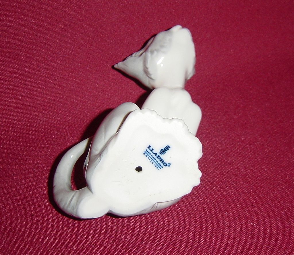 Lladro Feed Me Cat Figurine Lladro Feed Me Cat Figurine