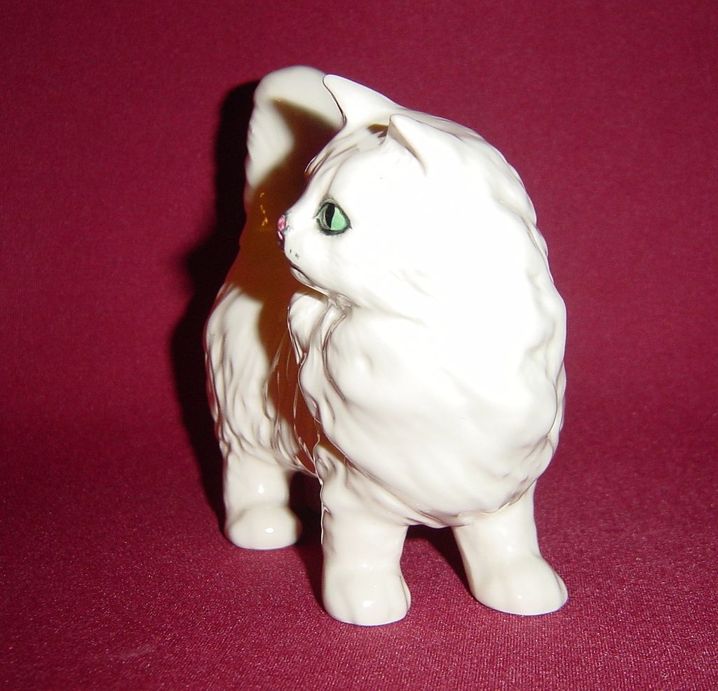 Royal Doulton Persian Cat Standing with Tail Erect from Beswick Royal Doulton Persian Cat Standing with Tail Erect from Beswick