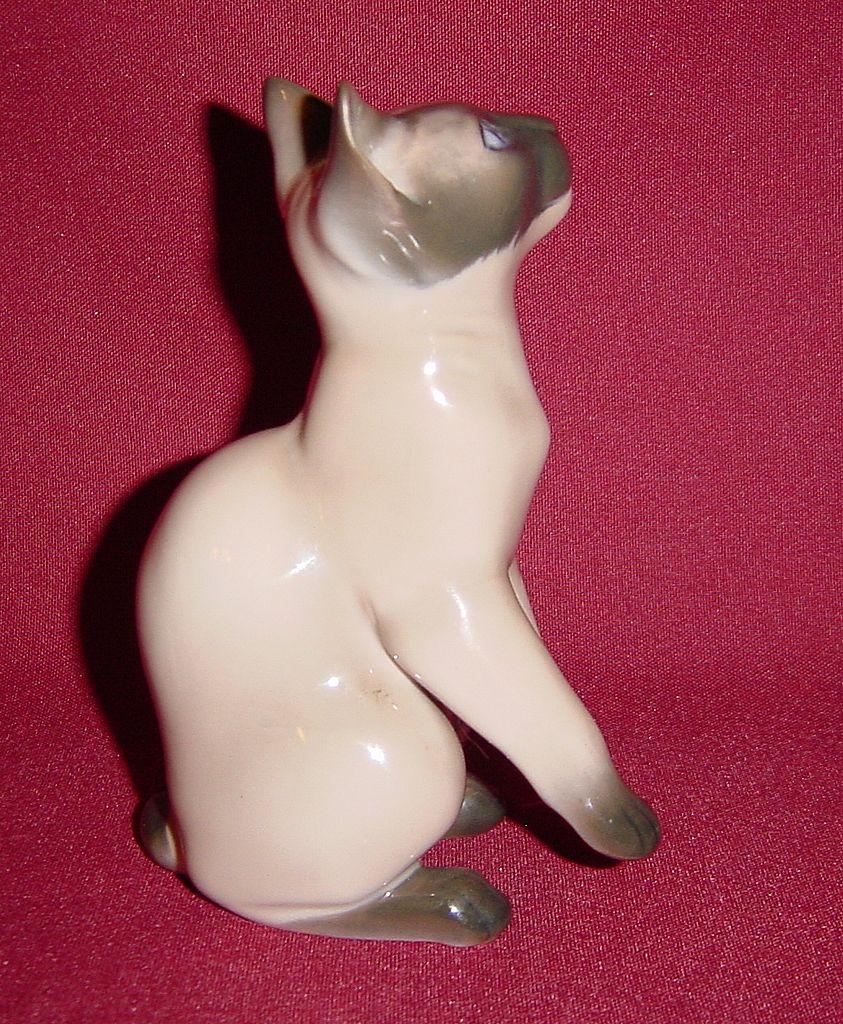 Bing and Grondahl Siamese Sitting Porcelain Cat Figurine #2308 Bing and Grondahl Siamese Sitting Porcelain Cat Figurine #2308