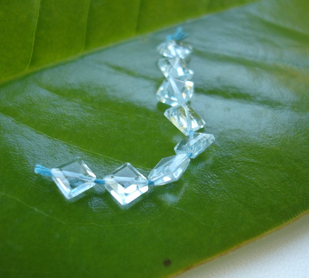 Swiss Blue Topaz Faceted Diamond Shape Gemstone Bead - 6 beads Swiss Blue Topaz Faceted Diamond Shape Gemstone Bead - 6 beads