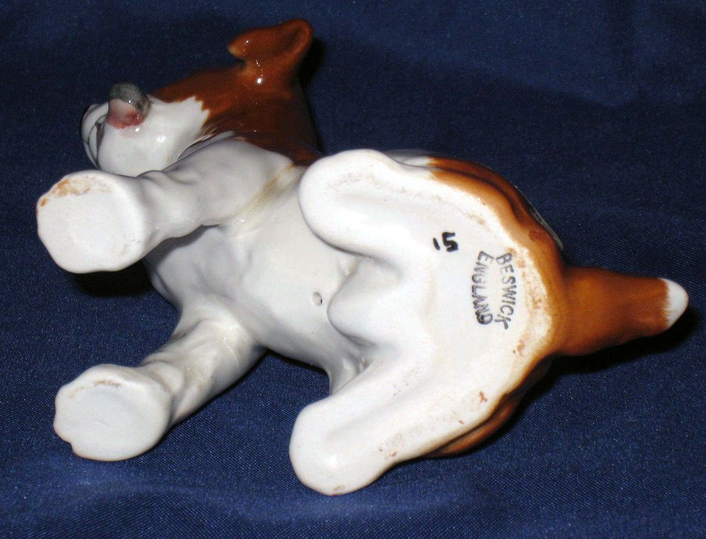 Beswick puppy dog figurine - gnawing - Playful Puppies series Beswick puppy dog figurine - gnawing - Playful Puppies series