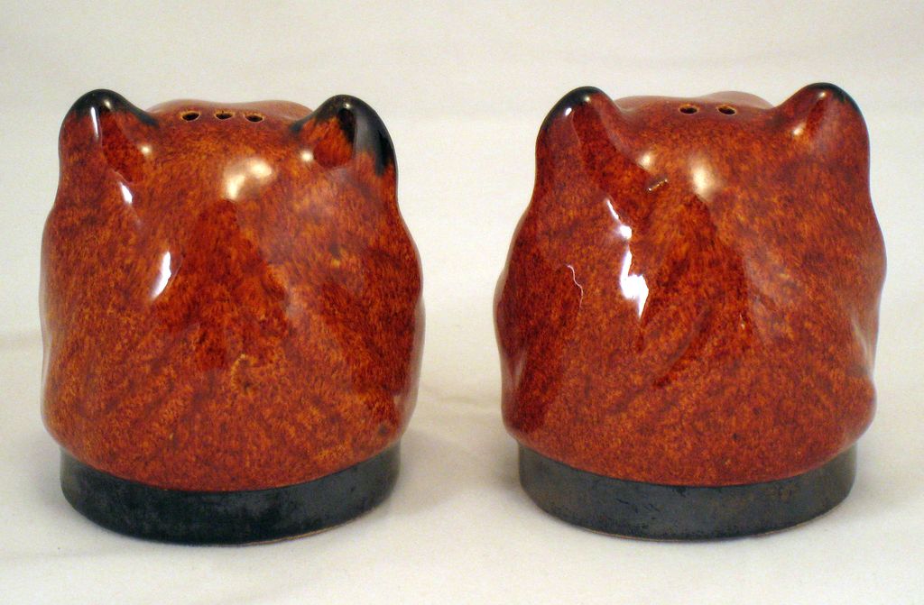 Rosemeade Chow dog salt pepper set - Dakota pottery Rosemeade Chow dog salt pepper set - Dakota pottery