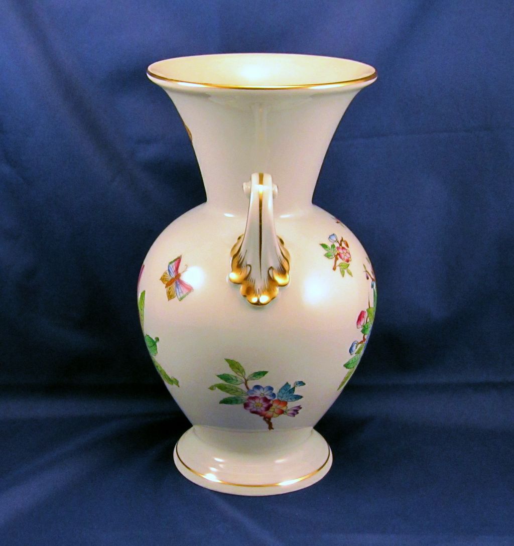 Herend Queen Victoria Trophy Vase with gilded handles Herend Queen Victoria Trophy Vase with gilded handles