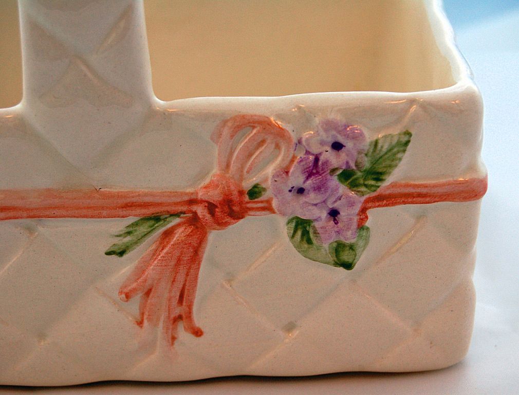 Vintage 1970's Avon Handled Basket Violets Flowers Vintage 1970's Avon Handled Basket Violets Flowers