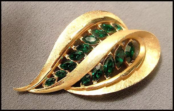 JJ Emerald Green and Gold-tone Leaf Shaped Pin Brooch JJ Emerald Green and Gold-tone Leaf Shaped Pin Brooch