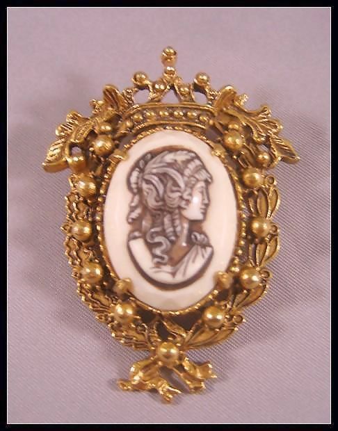 Florenza Cameo with Crown Setting Florenza Cameo with Crown Setting