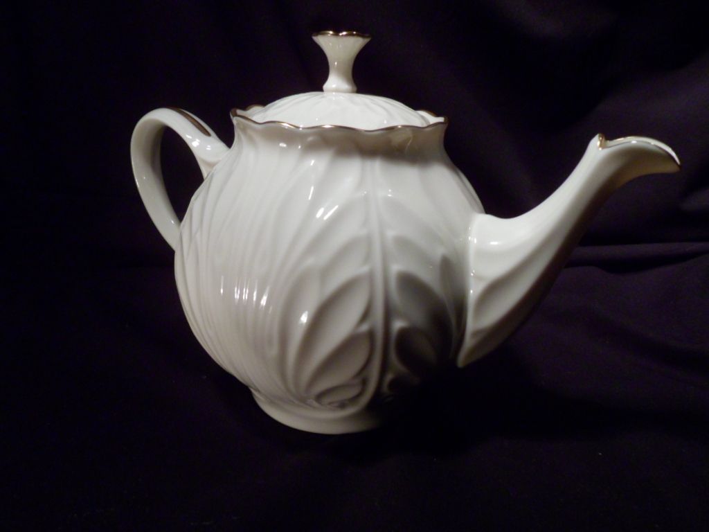 Lenox Teapot, Cream Colored with Gold Trim, Cottage Collection, Made in USA Lenox Teapot, Cream Colored with Gold Trim, Cottage Collection, Made in USA