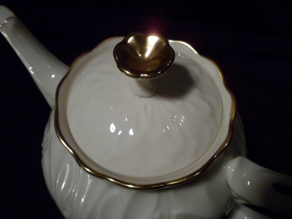Lenox Teapot, Cream Colored with Gold Trim, Cottage Collection, Made in USA Lenox Teapot, Cream Colored with Gold Trim, Cottage Collection, Made in USA