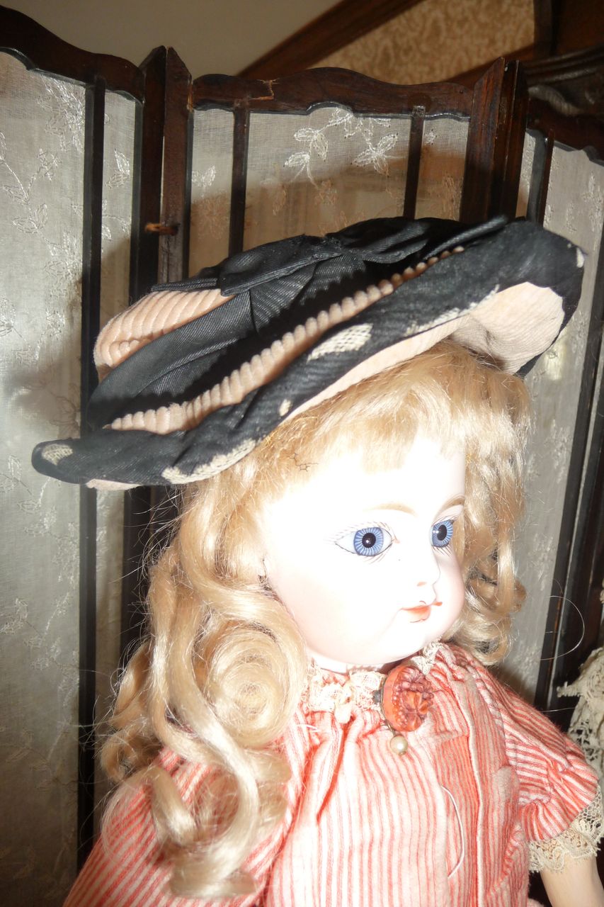 Charming small size antique corduroy bonnet Charming small size antique corduroy bonnet
