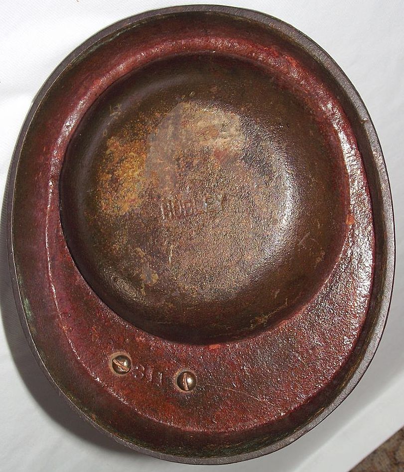 Rare marked "Hubley # 311" Cast Iron Ashtray with Matchbox & Cigarette Holders ! Rare marked "Hubley # 311" Cast Iron Ashtray with Matchbox & Cigarette Holders !