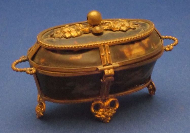 c1800 Palais Royal Tortoiseshell & Ormolu Bronze Dore Sewing Etui Box c1800 Palais Royal Tortoiseshell & Ormolu Bronze Dore Sewing Etui Box