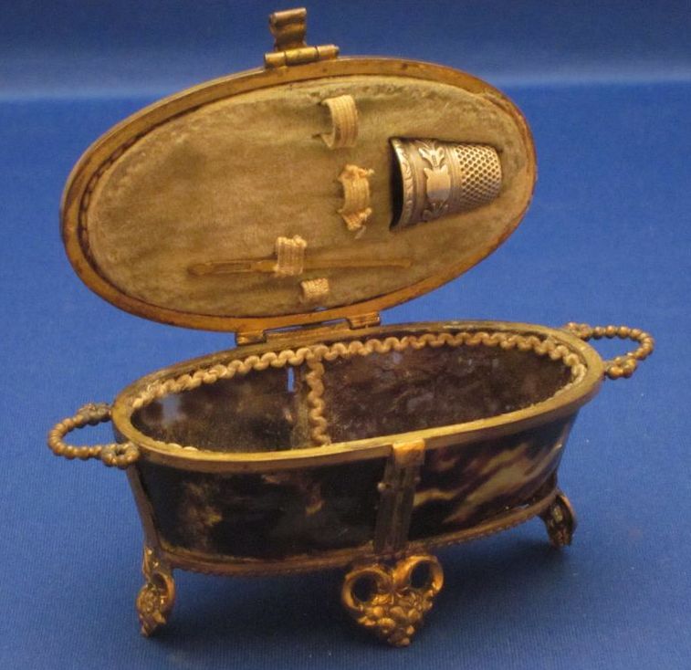 c1800 Palais Royal Tortoiseshell & Ormolu Bronze Dore Sewing Etui Box c1800 Palais Royal Tortoiseshell & Ormolu Bronze Dore Sewing Etui Box