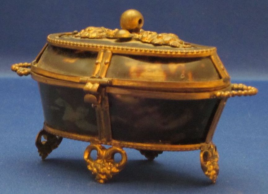 c1800 Palais Royal Tortoiseshell & Ormolu Bronze Dore Sewing Etui Box c1800 Palais Royal Tortoiseshell & Ormolu Bronze Dore Sewing Etui Box