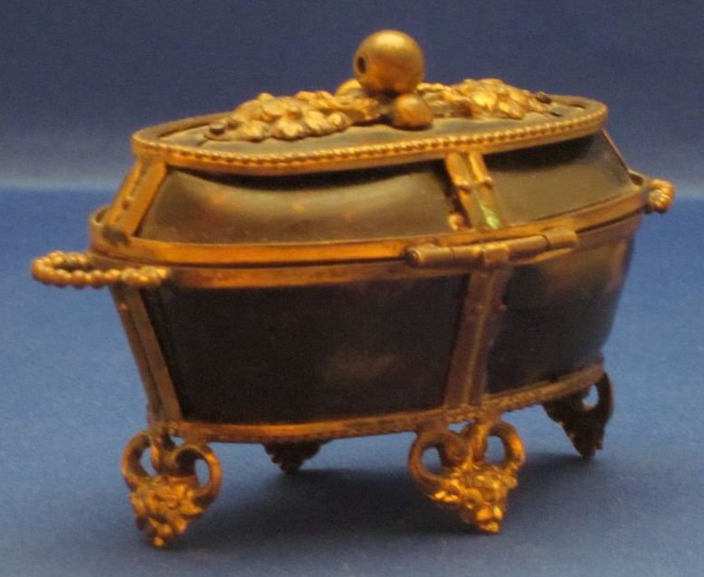 c1800 Palais Royal Tortoiseshell & Ormolu Bronze Dore Sewing Etui Box c1800 Palais Royal Tortoiseshell & Ormolu Bronze Dore Sewing Etui Box
