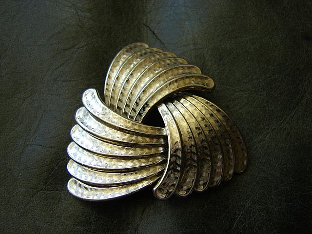 Superb Vintage Custom Jewelry Silver Winged Brooch Open Circle Pin Brooch Superb Vintage Custom Jewelry Silver Winged Brooch Open Circle Pin Brooch