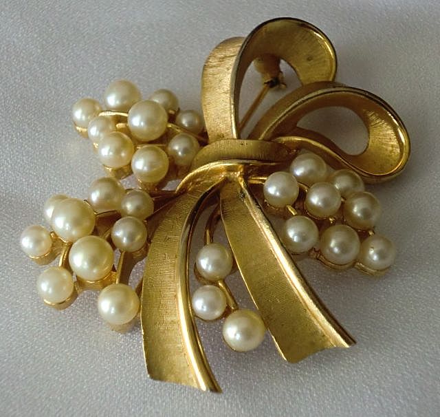 Crown Trifari Gold Tone Bow Pin with Simulated Pearl Sprays Crown Trifari Gold Tone Bow Pin with Simulated Pearl Sprays