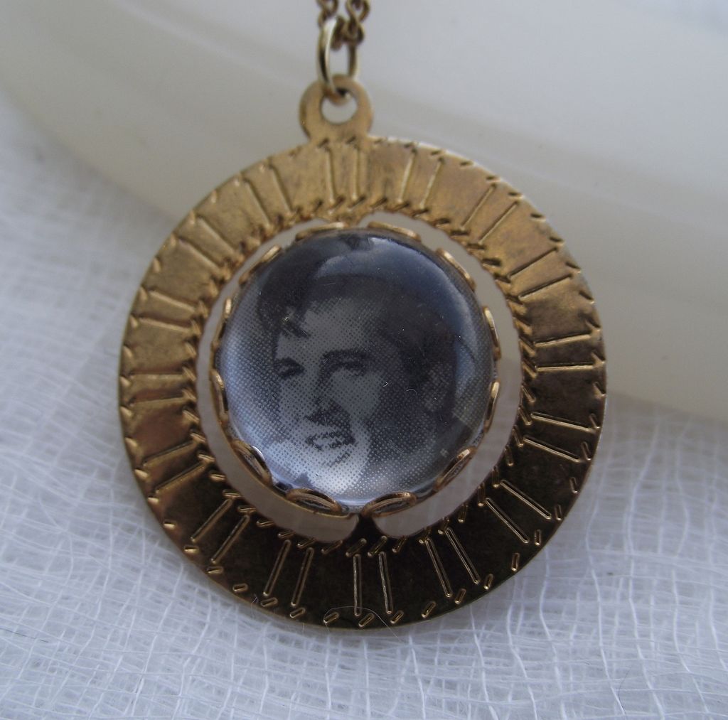 Cool Commemorative ELVIS Globe Pendant! Cool Commemorative ELVIS Globe Pendant!