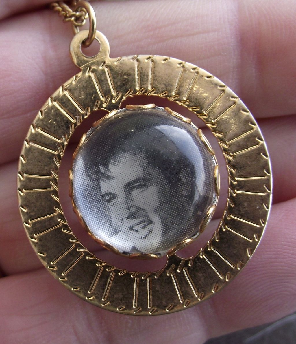 Cool Commemorative ELVIS Globe Pendant! Cool Commemorative ELVIS Globe Pendant!