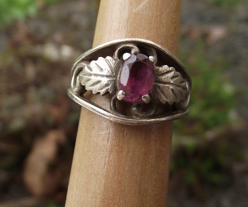 Sterling & Plum Garnet Vintage Ring, Beautiful Design & Stone! Sterling & Plum Garnet Vintage Ring, Beautiful Design & Stone!