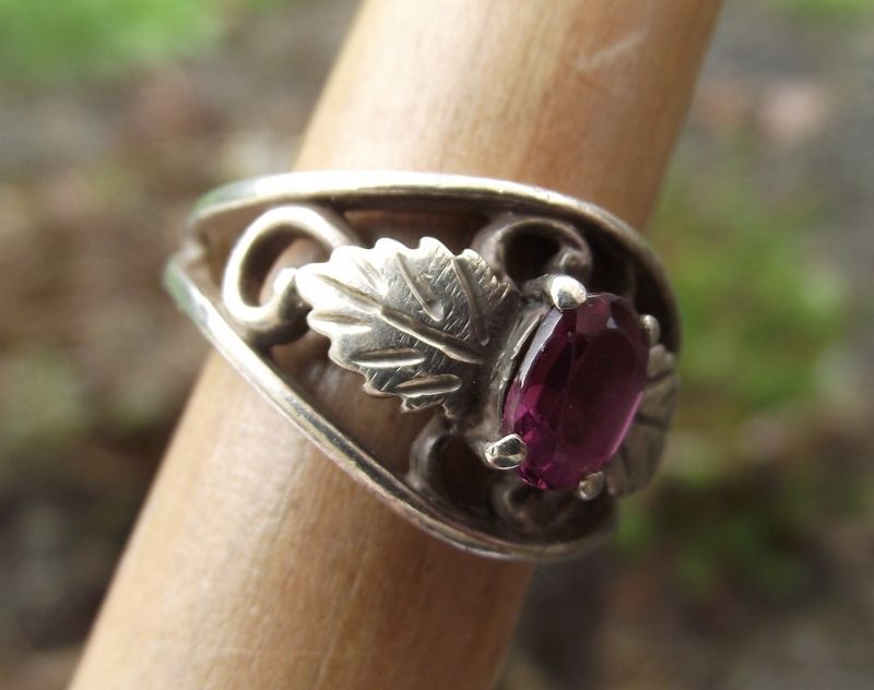 Sterling & Plum Garnet Vintage Ring, Beautiful Design & Stone! Sterling & Plum Garnet Vintage Ring, Beautiful Design & Stone!