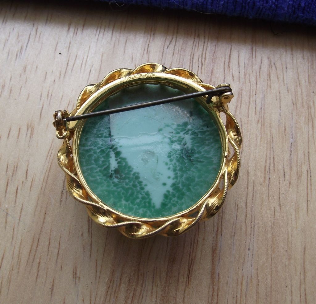 Lovely Vintage PEKING GLASS Brooch, Made In Austria! Lovely Vintage PEKING GLASS Brooch, Made In Austria!