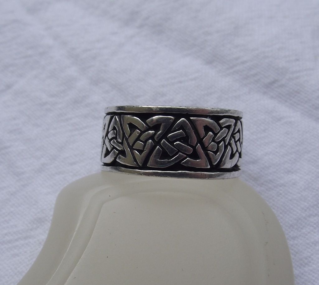 Classic Vintage Sterling Silver CELTIC Band Ring, Size 9! Classic Vintage Sterling Silver CELTIC Band Ring, Size 9!
